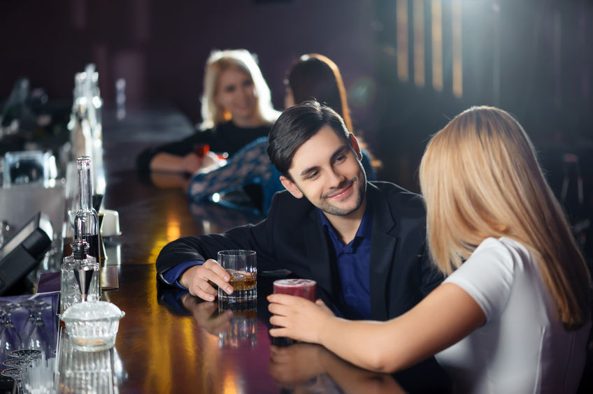 Faut-il draguer ou se faire draguer dans les bars ?