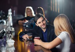 Faut-il draguer ou se faire draguer dans les bars ?